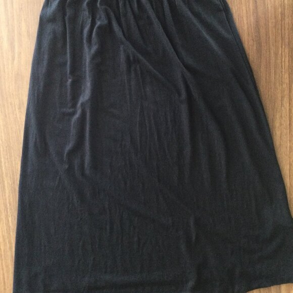 Maternity Wardrobe Bundle – 2 Dresses + 1 Short-Sleeve Sweater - Picture 3 of 13